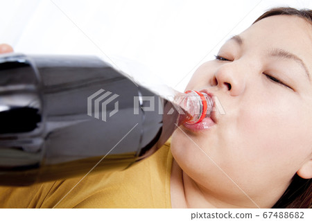 Metabo女人喝可樂 67488682