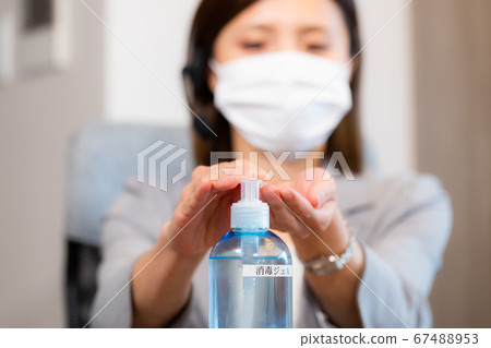 OL woman disinfection infection prevention wrist disinfection alcohol ethanol disinfection gel mask OL woman disinfection infection prevention wrist disinfection alcohol ethanol disinfection gel mask 67488953