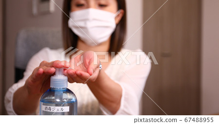 OL woman disinfection infection prevention wrist disinfection alcohol ethanol disinfection gel mask OL woman disinfection infection prevention wrist disinfection alcohol ethanol disinfection gel mask 67488955