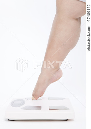 A metabolic syndrome woman riding a scale 67489132