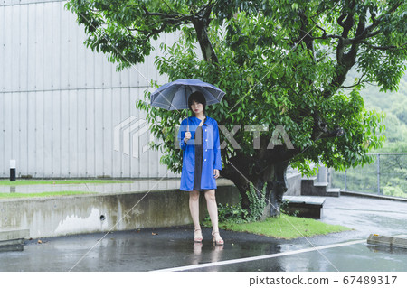 雨衣的女人 雨衣的女人 67489317