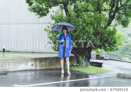 雨衣的女人 雨衣的女人 67489319