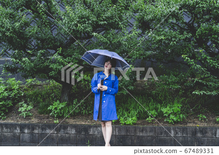 雨衣的女人 67489331
