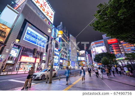 新宿東口站前的風景 新宿東口站前的風景 67490756