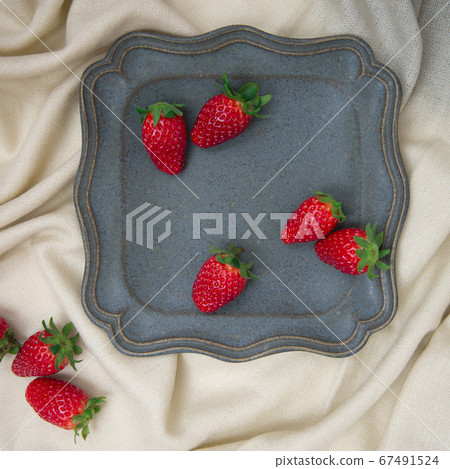 草莓和古董餐具 草莓和古董餐具 67491524