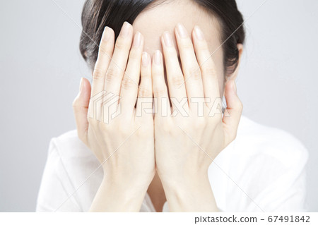 女人遮住臉 67491842