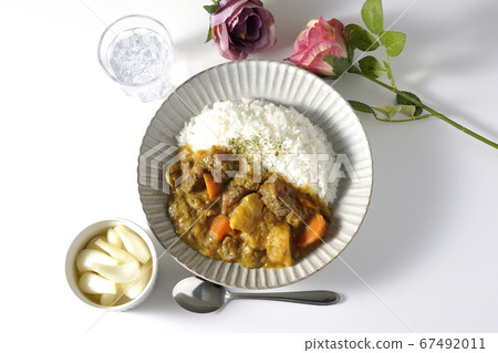 Beef line curry with a lot of potatoes and carrots, chilled radish, and rose artificial flowers 67492011