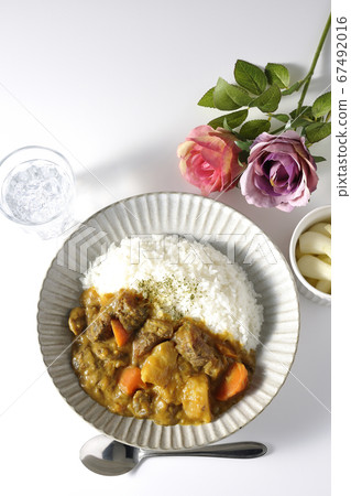 Beef line curry with a lot of potatoes and carrots, chilled radish, and rose artificial flowers 67492016