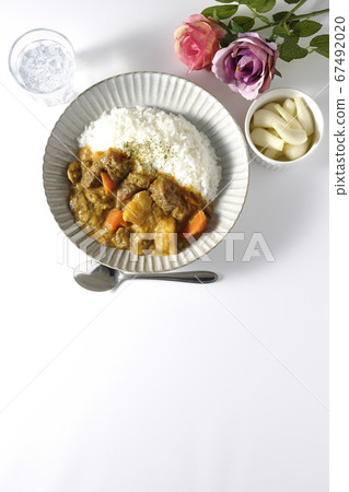 Beef line curry with a lot of potatoes and carrots, chilled radish, and rose artificial flowers 67492020
