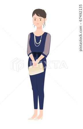 褲子禮服的一名逗人喜愛的婦女參加的婚禮。 67492135