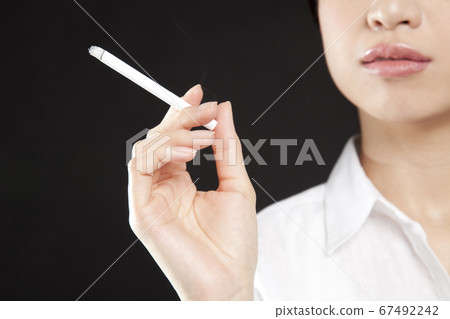 一個女人抽煙 一個女人抽煙 67492242