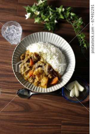 Take a bird's-eye view of beef tendon curry with lots of vegetables and toppings of cold and cold Take a bird's-eye view of beef tendon curry with lots of vegetables and toppings of cold and cold 67492291