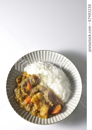 咖哩和米飯,含有大量蒸的土豆,胡蘿蔔和牛筋(白色背景) 咖哩和米飯,含有大量蒸的土豆,胡蘿蔔和牛筋(白色背景) 67493238