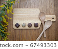切菜板和巧克力 67493303