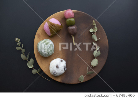 日本甜點在木板上 67493400