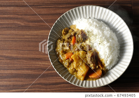 咖哩飯的鳥瞰圖，其中包含大量蒸的土豆，胡蘿蔔和牛筋 67493405