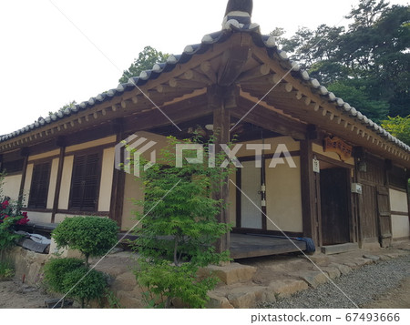 The old house where you can feel the coolness 67493666