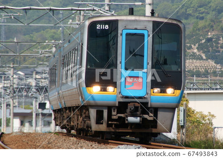 2000系列柴油火車和特快Shimant 4在高松貨運站附近通過 67493843