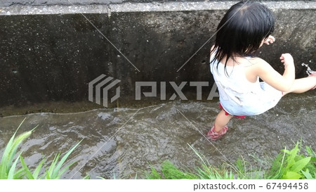 A picture of a girl kicking and frolicking in the agricultural waterways of Hatawaki from above. I feel like a child. 67494458