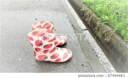 在下雨天留下的長長的草莓圖案上。這是一個小時候有孤獨感的圖像。 在下雨天留下的長長的草莓圖案上。這是一個小時候有孤獨感的圖像。 67494461