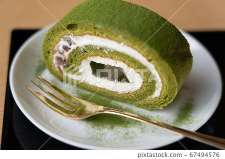 抹茶卷蛋糕在京都的一家咖啡店 抹茶卷蛋糕在京都的一家咖啡店 67494576