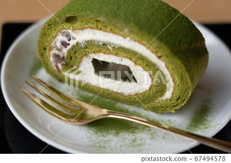 抹茶卷蛋糕在京都的一家咖啡店 67494578