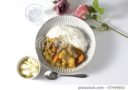 Hot beef tendon curry with lots of potatoes and carrots, chilled radish, and rose artificial flowers 67494602