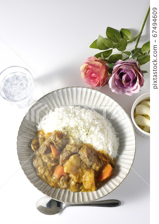 Hot beef tendon curry with lots of potatoes and carrots, chilled radish, and rose artificial flowers 67494609