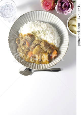 Hot beef tendon curry with lots of potatoes and carrots, chilled radish, and rose artificial flowers 67494610