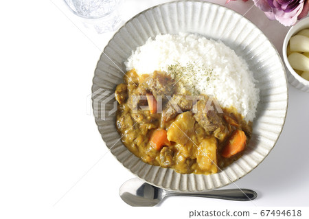 Hot beef tendon curry with lots of potatoes and carrots, chilled radish, and rose artificial flowers 67494618