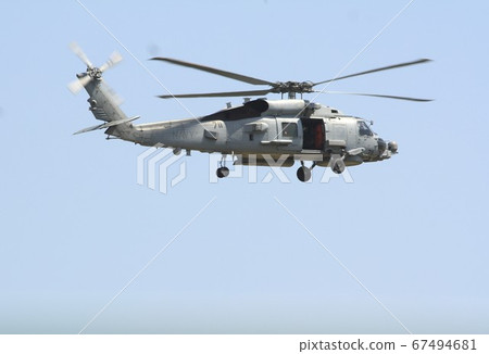 美國海軍航空母艦MH-60R海鷹巡邏直升機在藍天中飛行時也活躍於救援行動中 67494681