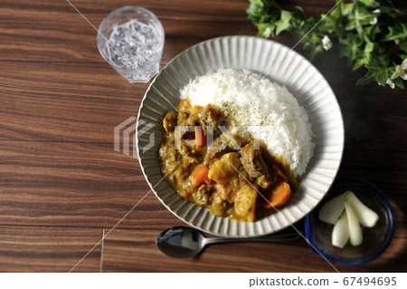 鳥瞰熱牛里脊肉咖哩，裡面有很多蔬菜和冰冷的澆頭 67494695