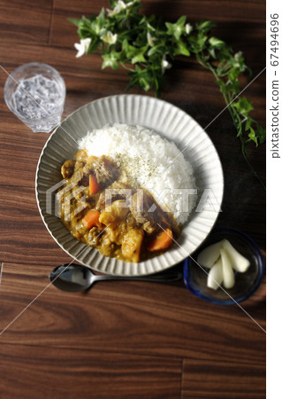 鳥瞰熱牛里脊肉咖哩，裡面有很多蔬菜和冰冷的澆頭 67494696