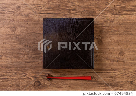 日本料理用的日本餐具 67494884