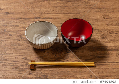日本料理用的日本餐具 67494898