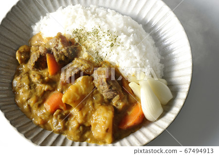 熱牛里脊肉咖哩,配以土豆和胡蘿蔔,上面放著蘿蔔(白色背景,鳥瞰圖) 熱牛里脊肉咖哩,配以土豆和胡蘿蔔,上面放著蘿蔔(白色背景,鳥瞰圖) 67494913