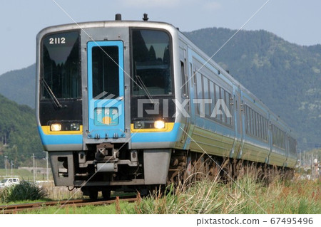 特急石井城（2000系列柴油火車）通過石井城前往松山 67495496