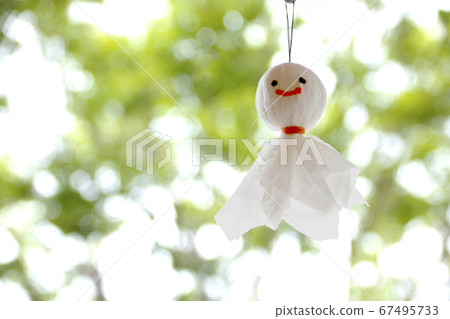 靠近窗戶的Aeru Teru Bozu 67495733