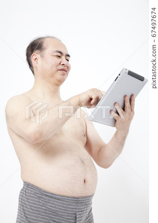 看著平板電腦的Metabo男人 67497674