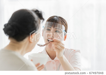 戴著口罩的護理人員可幫助用餐 67497848