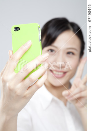 女人用手機拍照 女人用手機拍照 67498446
