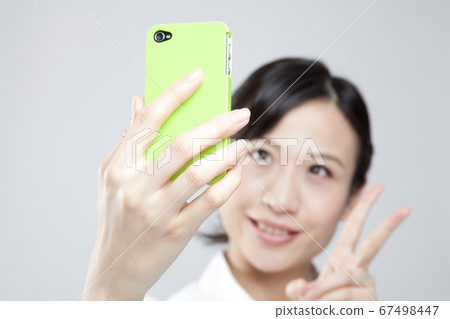 女人用手機拍照 67498447