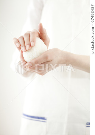 拿著米球的婦女 67498487