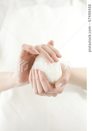 拿著米球的婦女 67498488
