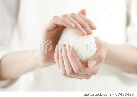 拿著米球的婦女 拿著米球的婦女 67498489