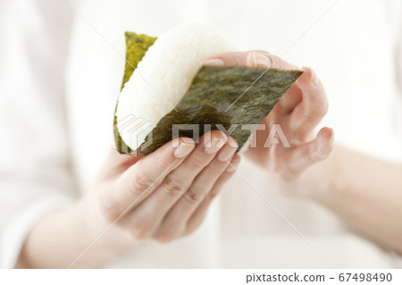 拿著米球的婦女 67498490