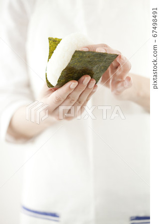 拿著米球的婦女 拿著米球的婦女 67498491