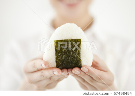 拿著米球的婦女 67498494