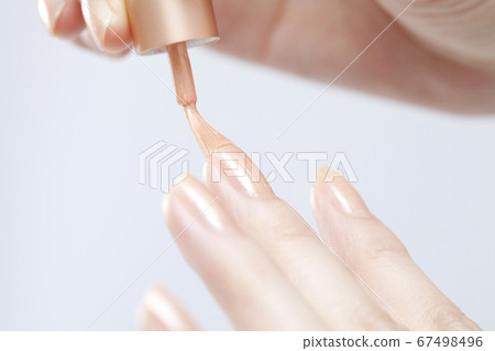 婦女的手繪畫指甲油 67498496