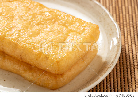 油炸豆腐（稀）放在兩盤中。 67499503